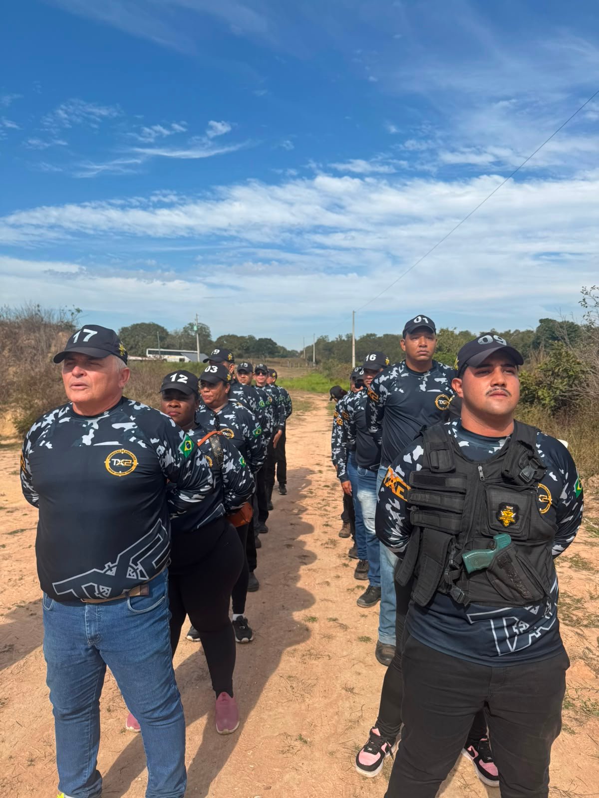 Equipe em formação durante treinamento de segurança